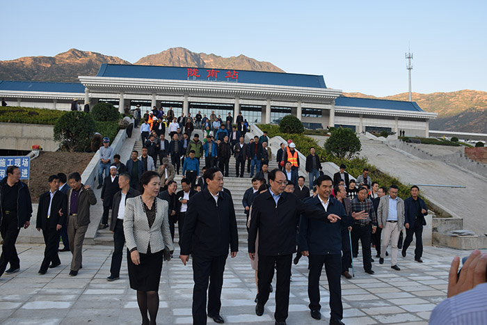 全國、省市政協(xié)委員體驗(yàn)蘭渝鐵路、視察階州廣場