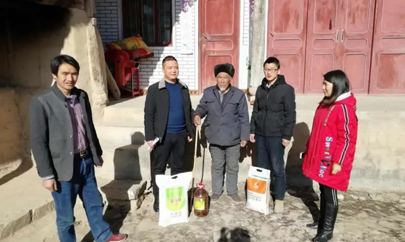 堅(jiān)持精準(zhǔn)幫扶，合力脫貧攻堅(jiān)——市龍江城鄉(xiāng)發(fā)展集團(tuán)、隴南太平洋財(cái)險(xiǎn)公司聯(lián)合開(kāi)展幫扶文縣橋頭鎮(zhèn)安子坡村2019年春節(jié)慰問(wèn)活動(dòng)