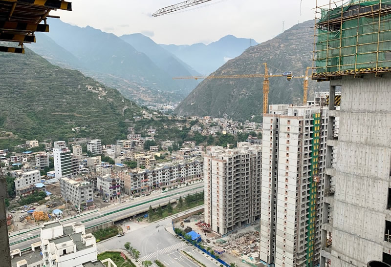 匠心傾注、喜封金頂——龍江?雙子座商住小區(qū)主體順利封頂