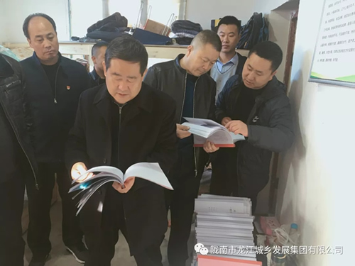 市龍江集團在文縣橋頭鎮(zhèn)安子坡村開展“解難題、辦實事、送溫暖”活動