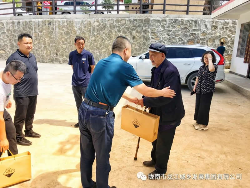 “感黨恩、憶黨史”，--市龍江城鄉(xiāng)發(fā)展集團(tuán)公司開(kāi)展慶祝建黨99周年主題黨日活動(dòng)